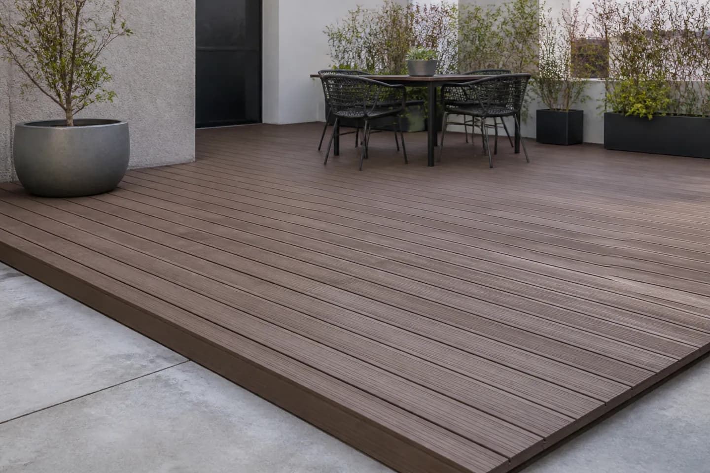 Terraza con piso deck de madera