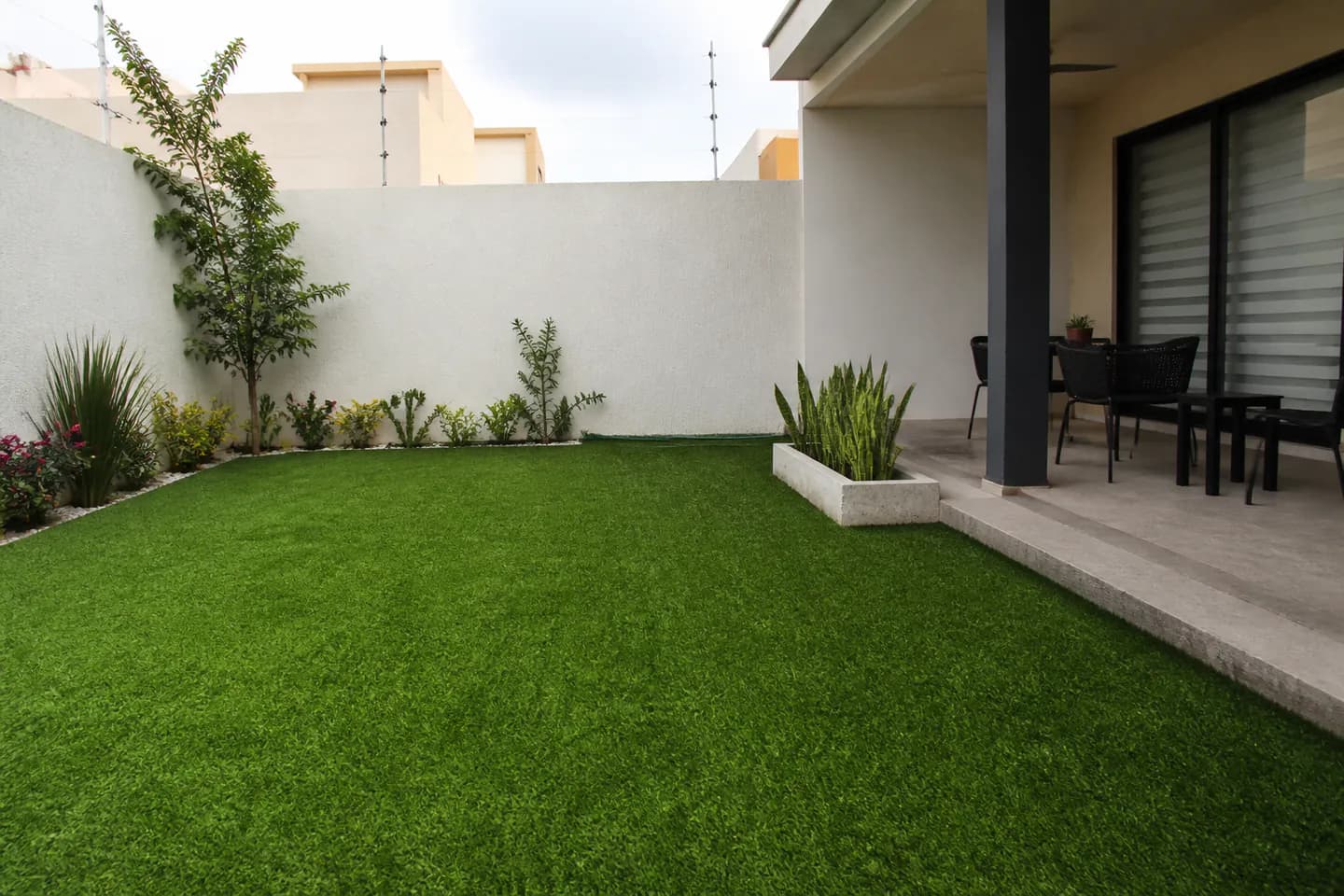 Pasto sintético en jardín